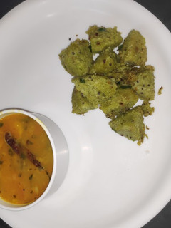 ग्रीन इडली (Green Idli recipe in Hindi) रेसिपी मुख्य फोटो