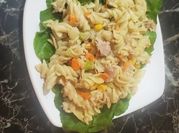 Una foto de ensalada con pasta de tornillo