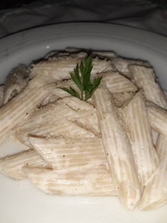 Una foto de Penne al laurel con parmesano 🍃