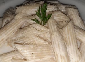 Una foto de Penne al laurel con parmesano 🍃