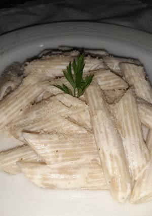 Una foto de Penne al laurel con parmesano 🍃