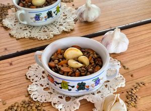 Una foto de Lentejas al ajillo 🥣 Lentejas, si quieres las comes o si no las dejas ☺️Special for garlic lovers ❤️🧄