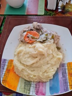 Una foto de Pollo al limón con vino blanco y puré🍗