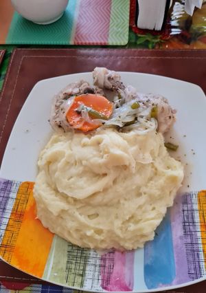 Una foto de Pollo al limón con vino blanco y puré🍗