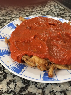 Una foto de Ancas de rana con tomate