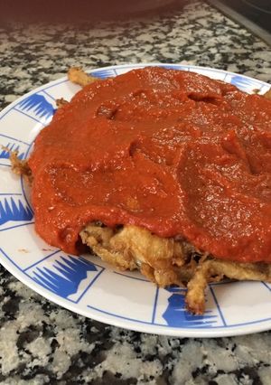 Una foto de Ancas de rana con tomate