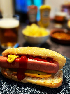 Una foto de Hot dog con cheddar fundido y pepinillo dulce 🤤🤤🤤