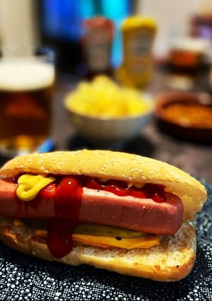 Una foto de Hot dog con cheddar fundido y pepinillo dulce 🤤🤤🤤