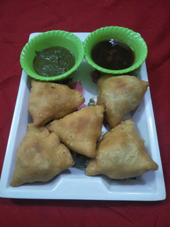समोसे (Samose recipe in hindi) रेसिपी मुख्य फोटो