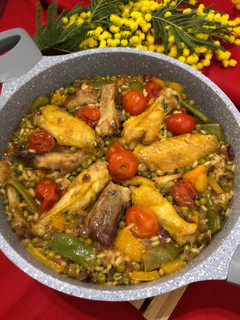 Una foto de Paella de costillas de cerdo y alitas de pollo