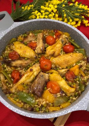 Una foto de Paella de costillas de cerdo y alitas de pollo