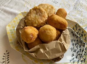 Foto di Cuoppo di terra di frittatine di pasta, crocche’, arancini napoletani