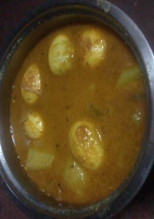 A picture of Egg curry (aaloo dimer jhol).