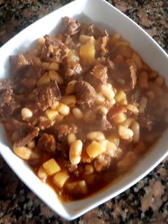 Una foto de Guisado de carne y alubias envasadas