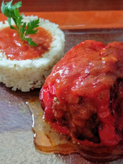 Una foto de Pimientos rellenos de ternera en salsa de tomate