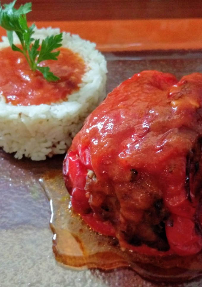 Una foto de Pimientos rellenos de ternera en salsa de tomate