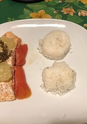 Une photo de Pavé de saumon au thym frais,tomates et citron vert (riz Halloween)