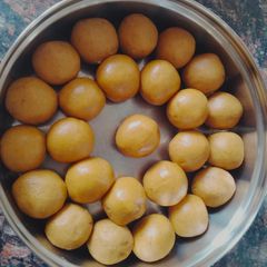 #FM#W4#Besan laddu A picture of #FM#W4#Besan laddu.