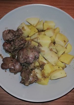 Hagymás máj főtt burgonyával recept fotója