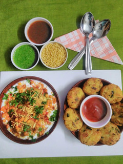 A picture of Rice tikki chat (leftover from rice and sukhi aloo bhaji).