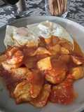Patatas fritas con tomate frito casero y huevos