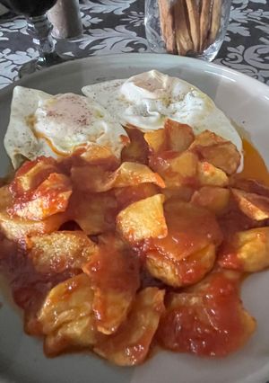 Foto principal de Patatas fritas con tomate frito casero y huevos