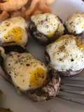 Champiñones rellenos de huevo de codorniz y jamón