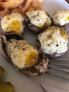 Una foto de Champiñones rellenos de huevo de codorniz y jamón