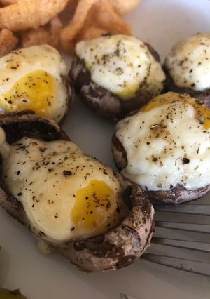 Una foto de Champiñones rellenos de huevo de codorniz y jamón