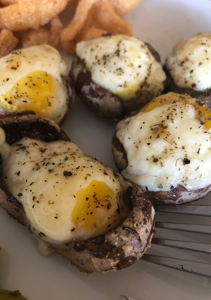 Una foto de Champiñones rellenos de huevo de codorniz y jamón