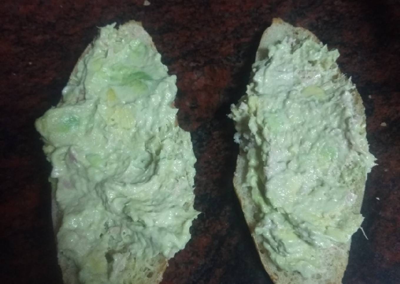 Tostas de alioli de aguacate y atún