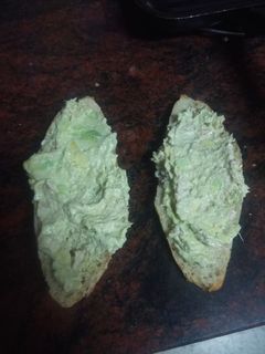 Una foto de Tostas de alioli de aguacate y atún