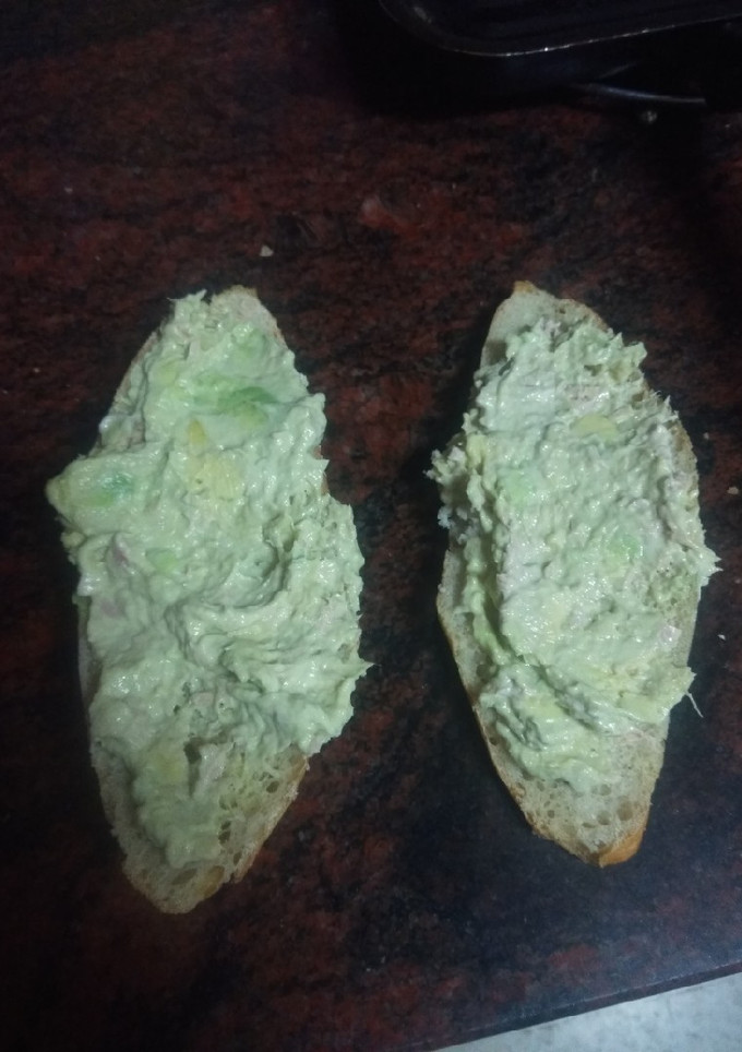 Una foto de Tostas de alioli de aguacate y atún