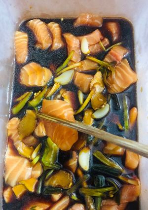 Hình của món Cá hồi ngâm xì dầu càng cua.