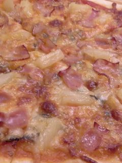 Una foto de Pizza de roquefort y bacon