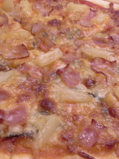 Una foto de Pizza de roquefort y bacon