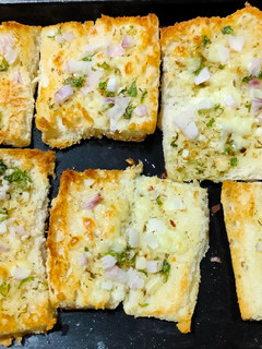 ગાર્લિક બ્રેડ (Garlic bread Recipe in Gujarati) રેસીપી મુખ્ય ફોટો
