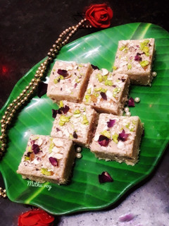 सूजी मावा गुलाब बर्फी (sooji mawa gulab barfi recipe in Hindi) रेसिपी मुख्य फोटो