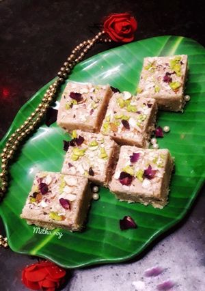 सूजी मावा गुलाब बर्फी (sooji mawa gulab barfi recipe in Hindi) रेसिपी मुख्य फोटो