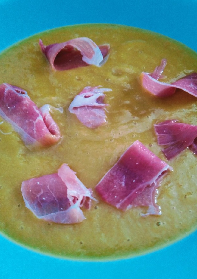 Una foto de Crema de verduras con jamón serrano