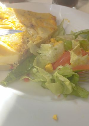 Una foto de Tortilla de Papa Española con Ensalada Mixta