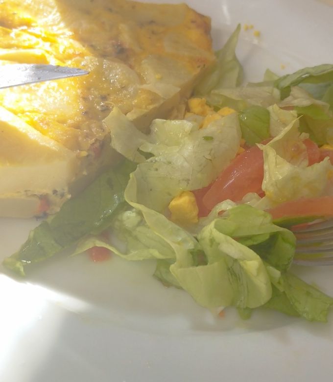 Una foto de Tortilla de Papa Española con Ensalada Mixta