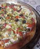 Pizza casera de berenjena, tomate y puerro