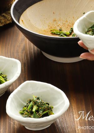 A picture of Blanched spinach with sesame dressing.
