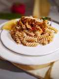 Fusilli con Salsa Ragoût de Pollo y Pimientos