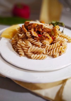 Una foto de Fusilli con Salsa Ragoût de Pollo y Pimientos