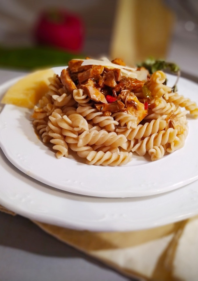 Una foto de Fusilli con Salsa Ragoût de Pollo y Pimientos