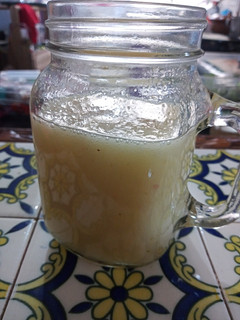 Una foto de Jugo de manzana, pera y guayaba 🍐🍎🍋