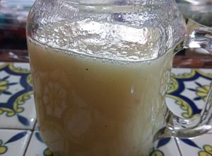 Una foto de Jugo de manzana, pera y guayaba 🍐🍎🍋