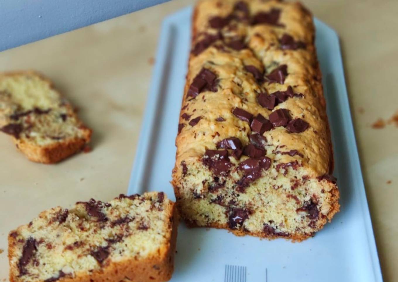 Cake moelleux aux pépites de chocolat et noisettes